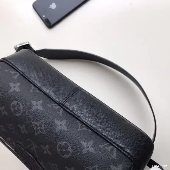 Vuitton Messenger Louis 0422